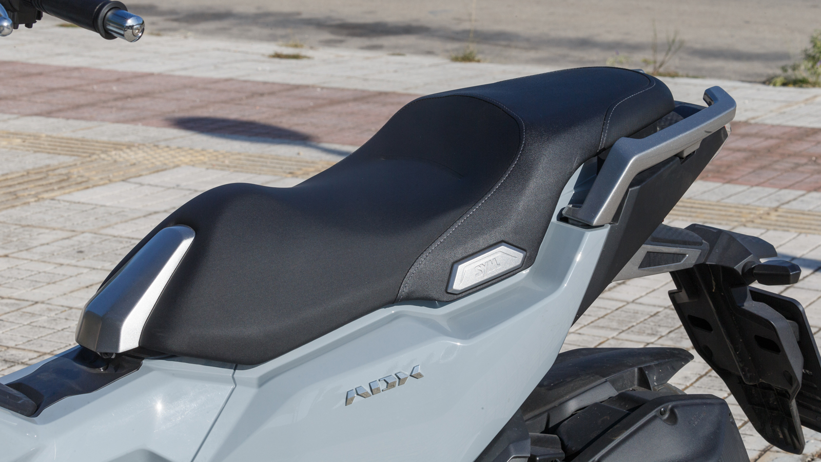 Το αφρώδες είναι τόσο – όσο από πλευράς ποσότητας και σκληρότητας και δεν θα κουράσει στις καθημερινές μετακινήσεις όσο κι αν διαρκούν.