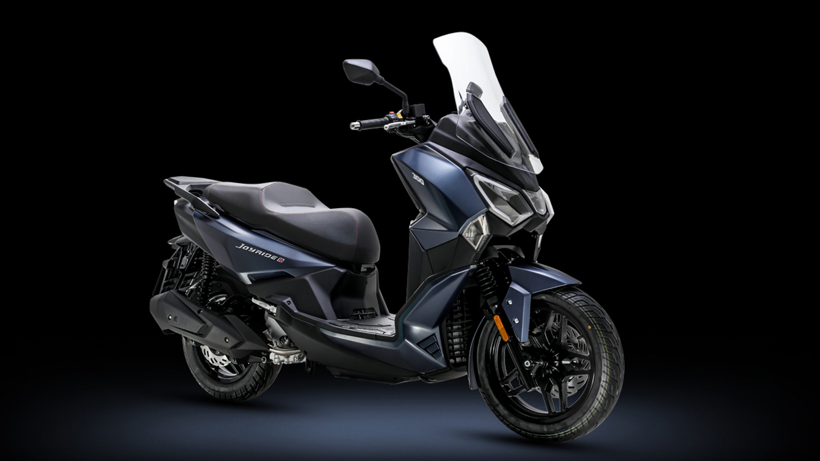 Sym Joyride 300: Με επίπεδο πάτωμα και χώρο 35 λίτρων κάτω από τη σέλα  