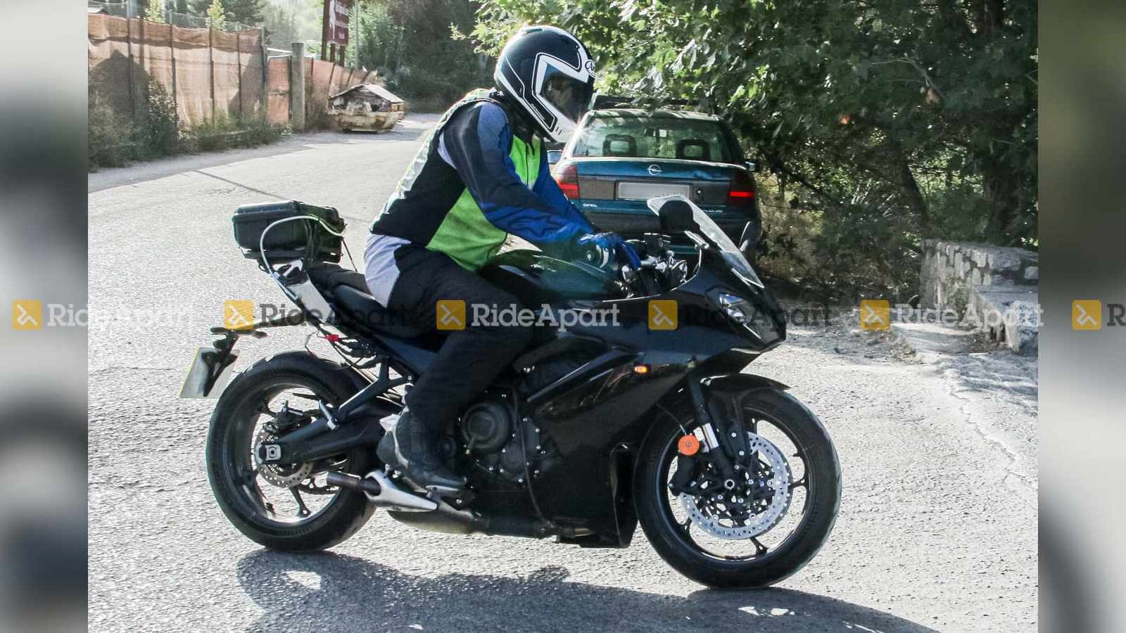 Κατασκοπικές φωτογραφίες μιας νέας Triumph Daytona