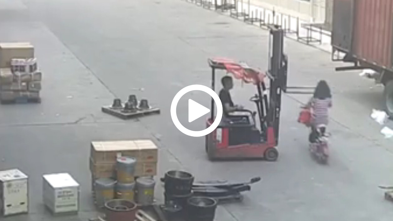 VIDEO: Σοκαριστικό ατύχημα κοπέλας που παραλίγο να χάσει το κεφάλι της