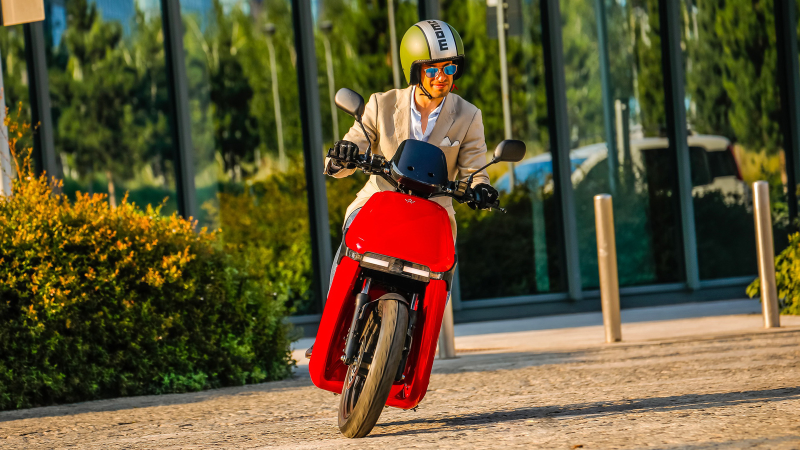 WOW 775: Ηλεκτρικό με 16ρηδες τροχούς και 95 χλμ αυτονομία