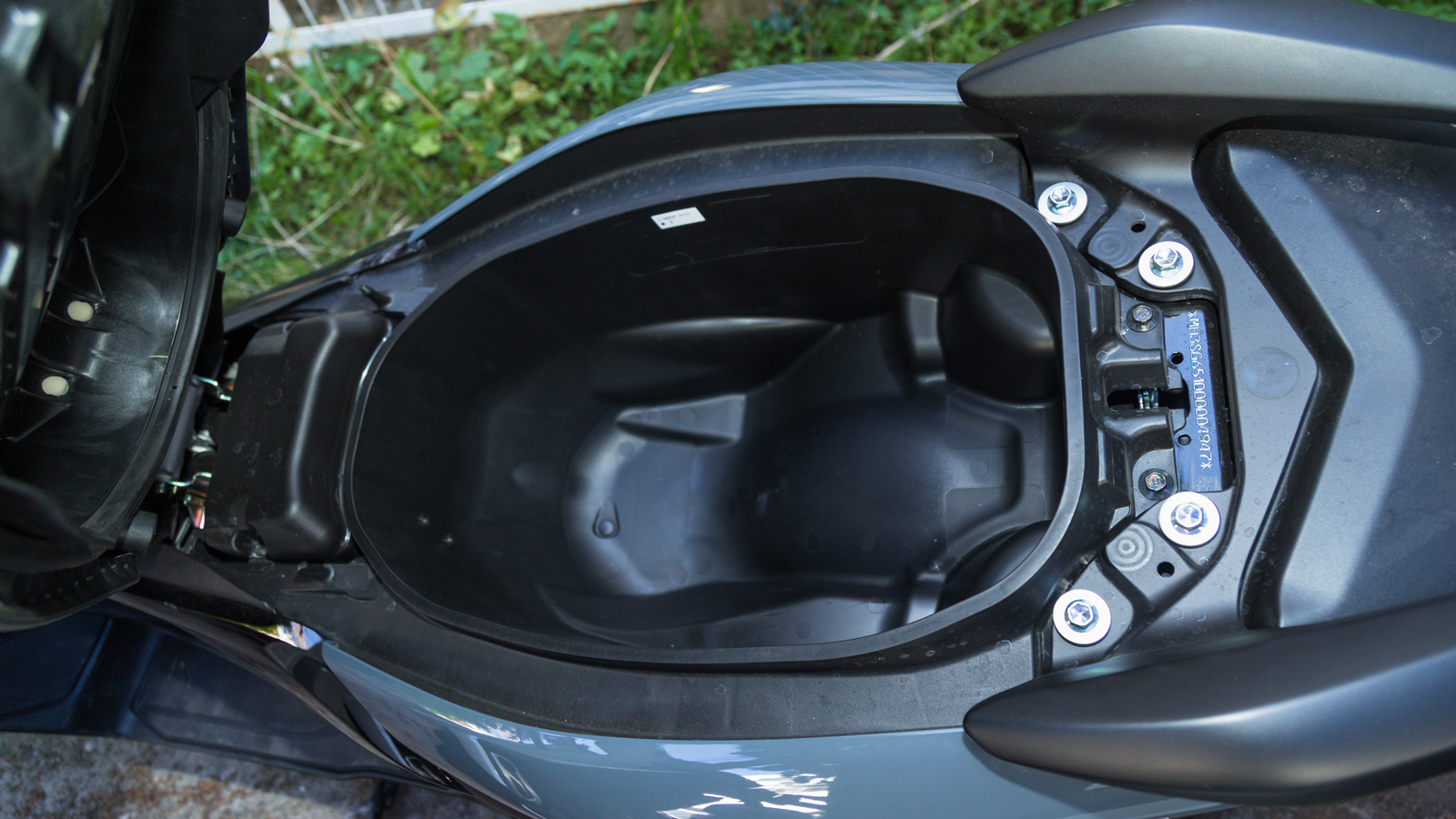 Χώρος κάτω από τη σέλα που χωράει ένα full face.