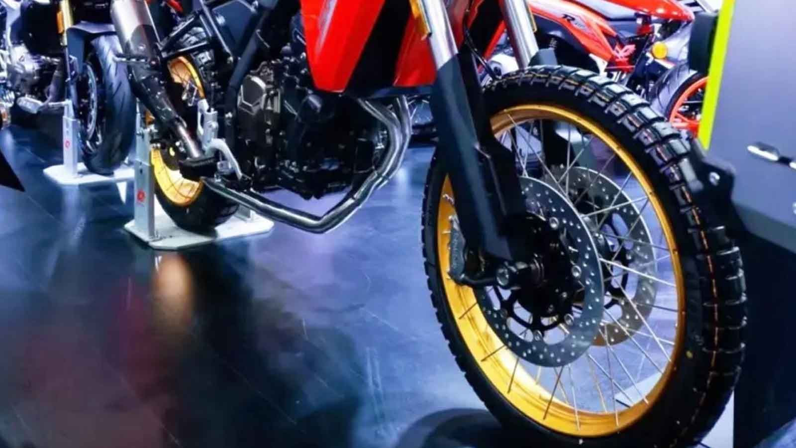 QJMOTOR SRT 800 RX: Ψηλή, ελαφριά και με γκάζια