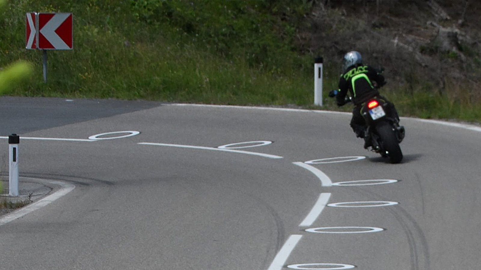 Η Αυστρία δείχνει το δρόμο: Κυκλικά σημάδια σε στροφές για μείωση ατυχημάτων