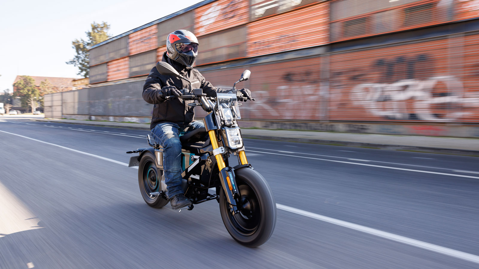 Στον στάνταρ εξοπλισμό του BMW CE 02 συμπεριλαμβάνεται keyless, ASC (Automatic Stablity Control), όπου στην ουσία λειτουργεί ως Traction Control και 3