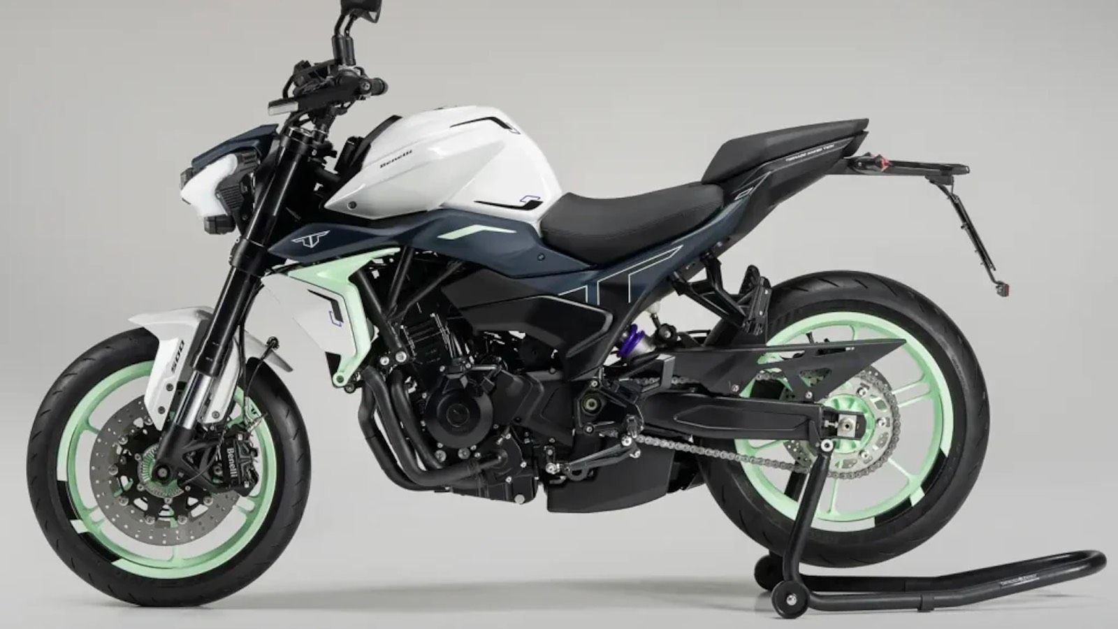 Benelli Tornado Naked Twin 500: Πιο ιταλική με 48 ίππους και Pirelli Diablo Rosso