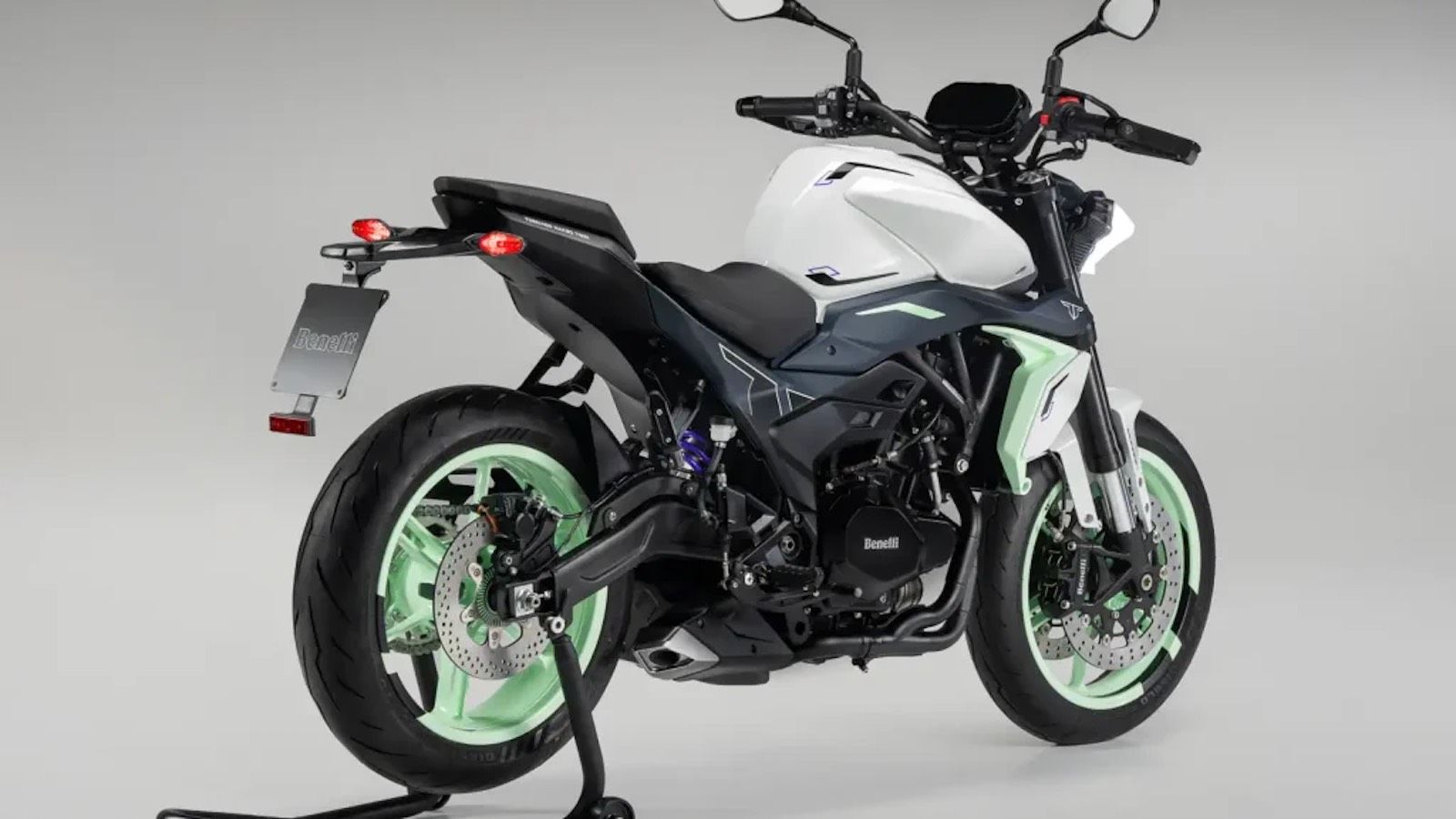 Benelli Tornado Naked Twin 500: Πιο ιταλική με 48 ίππους και Pirelli Diablo Rosso