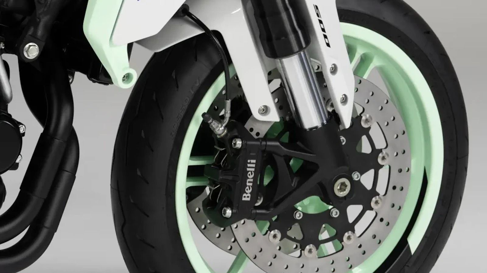 Benelli Tornado Naked Twin 500: Πιο ιταλική με 48 ίππους και Pirelli Diablo Rosso