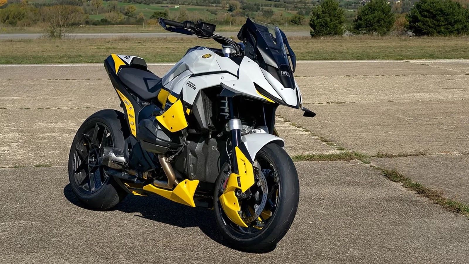 BMW R1300GS Pista: Αγνώριστη με αεροδυναμικό «κοστούμι» και στόχο τις επιδόσεις στην πίστα