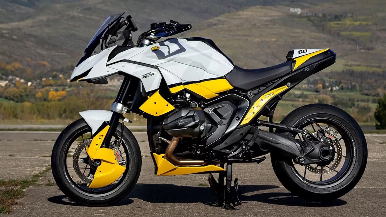 BMW R1300GS Pista: Αγνώριστη με αεροδυναμικό «κοστούμι» και στόχο τις επιδόσεις στην πίστα