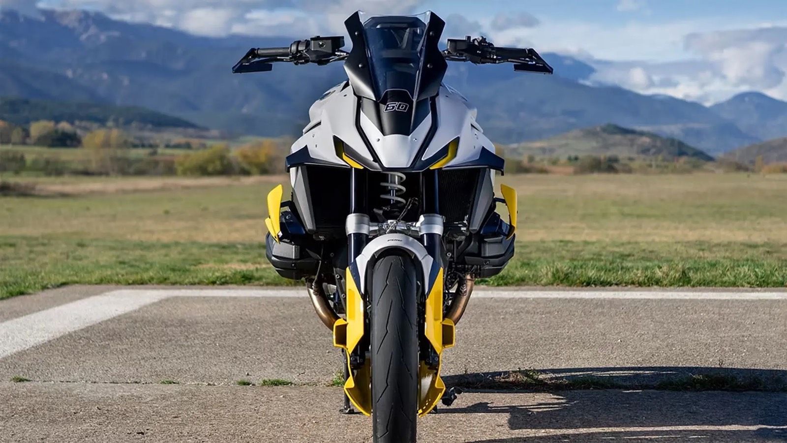 BMW R1300GS Pista: Αγνώριστη με αεροδυναμικό «κοστούμι» και στόχο τις επιδόσεις στην πίστα