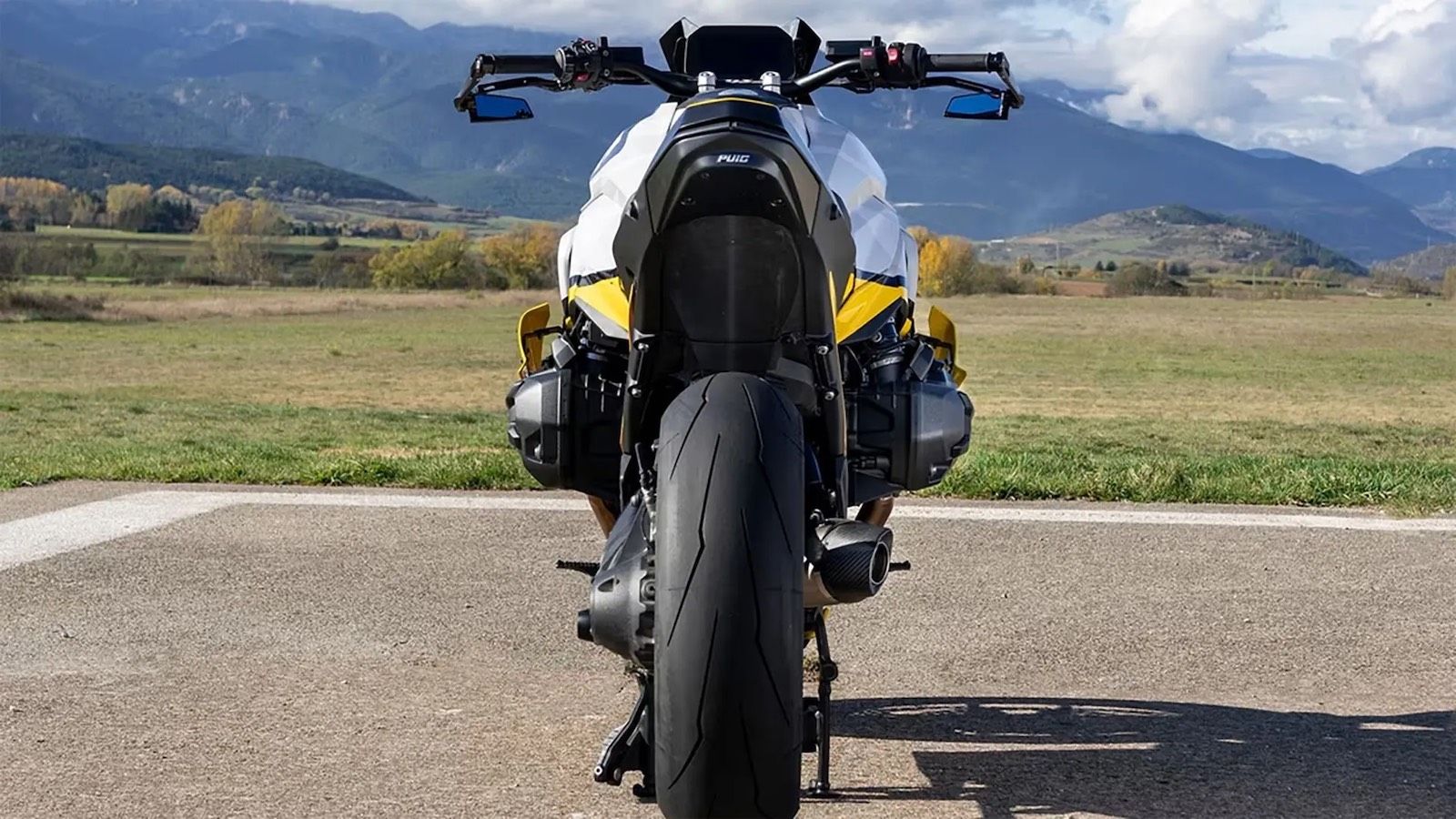 BMW R1300GS Pista: Αγνώριστη με αεροδυναμικό «κοστούμι» και στόχο τις επιδόσεις στην πίστα