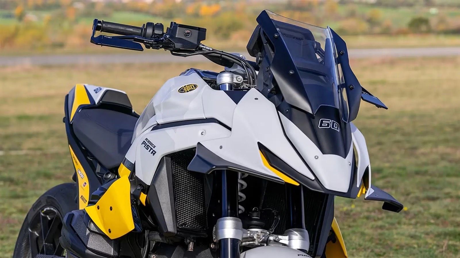 BMW R1300GS Pista: Αγνώριστη με αεροδυναμικό «κοστούμι» και στόχο τις επιδόσεις στην πίστα