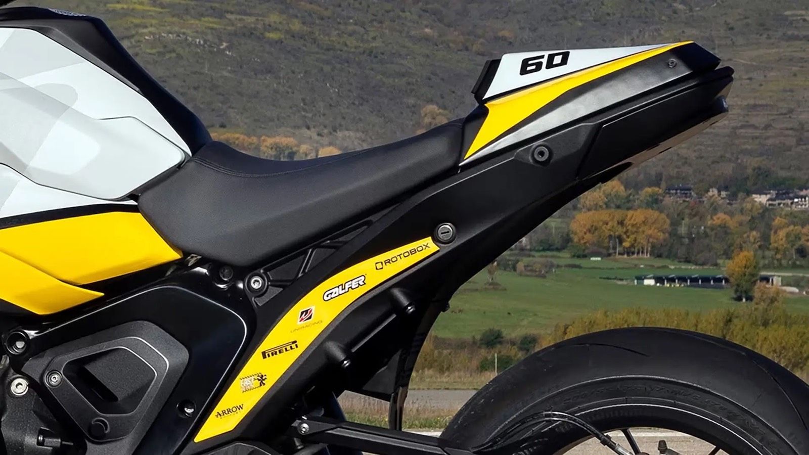 BMW R1300GS Pista: Αγνώριστη με αεροδυναμικό «κοστούμι» και στόχο τις επιδόσεις στην πίστα