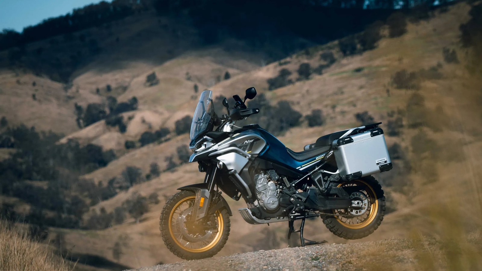 CFMOTO 800MT Touring από 9.990 ευρώ με δώρο πλαϊνές βαλίτσες και T-Box.