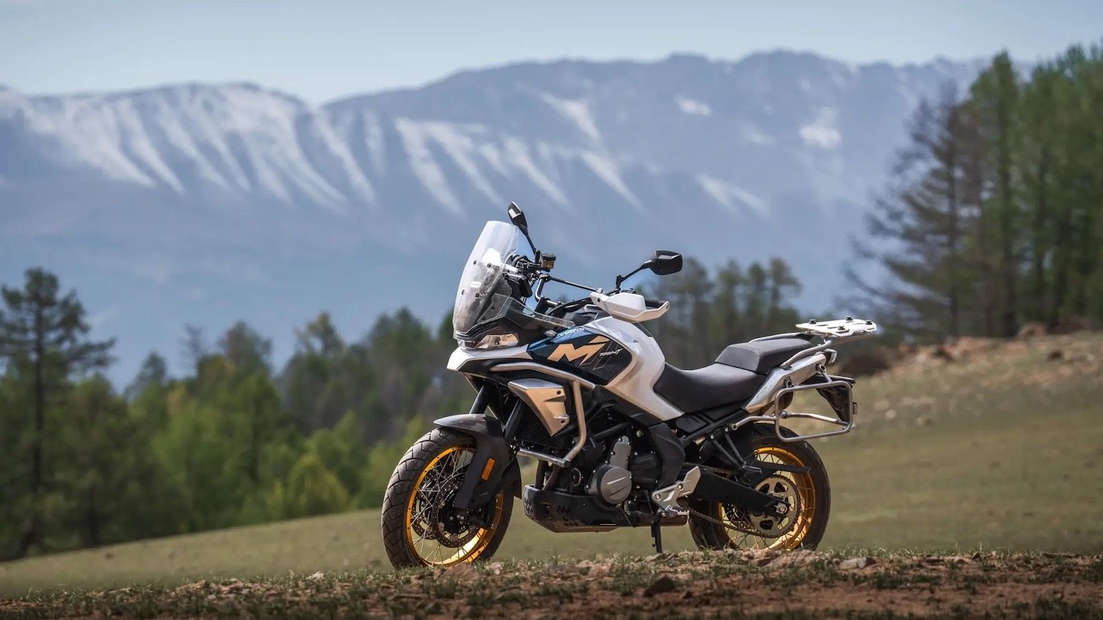 Η μεγάλη είδηση είναι πως πλέον εφοδιάζεται στάνταρ με Traction Control και ABS – και τα δύο απενεργοποιούμενα για χρήση σε κάθε τύπο επιφάνειας