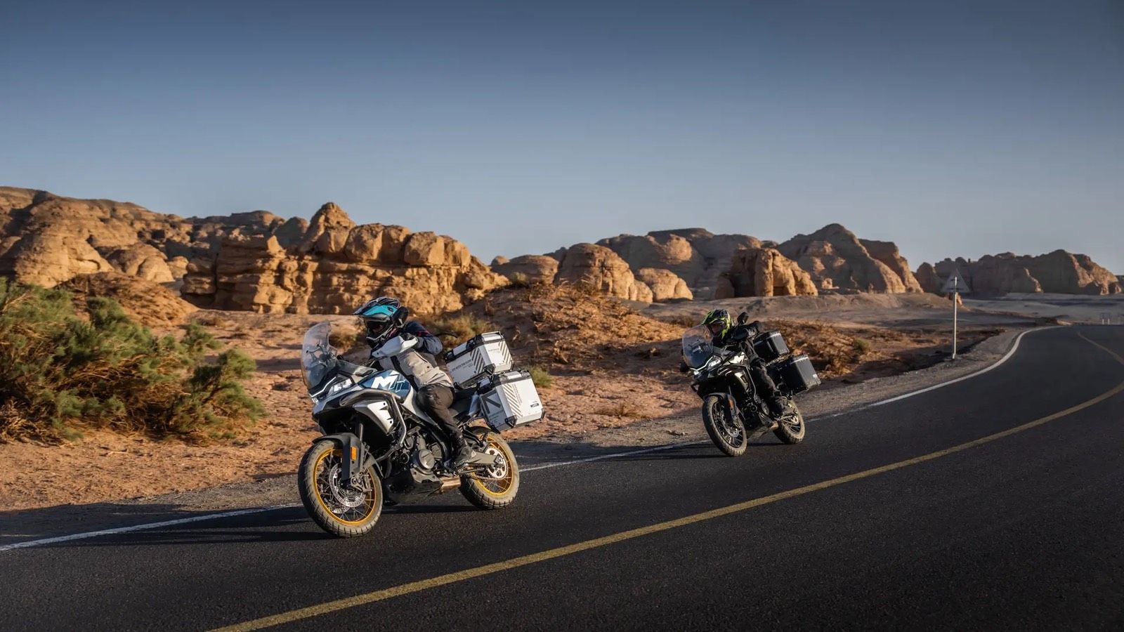 Το 700MT αποτελεί μια από τις ελάχιστες μοτοσυκλέτες της κατηγορίας που συνδυάζουν την ισχύ, την ασφάλεια και την εξελιγμένη τεχνολογία, χωρίς να ανεβ