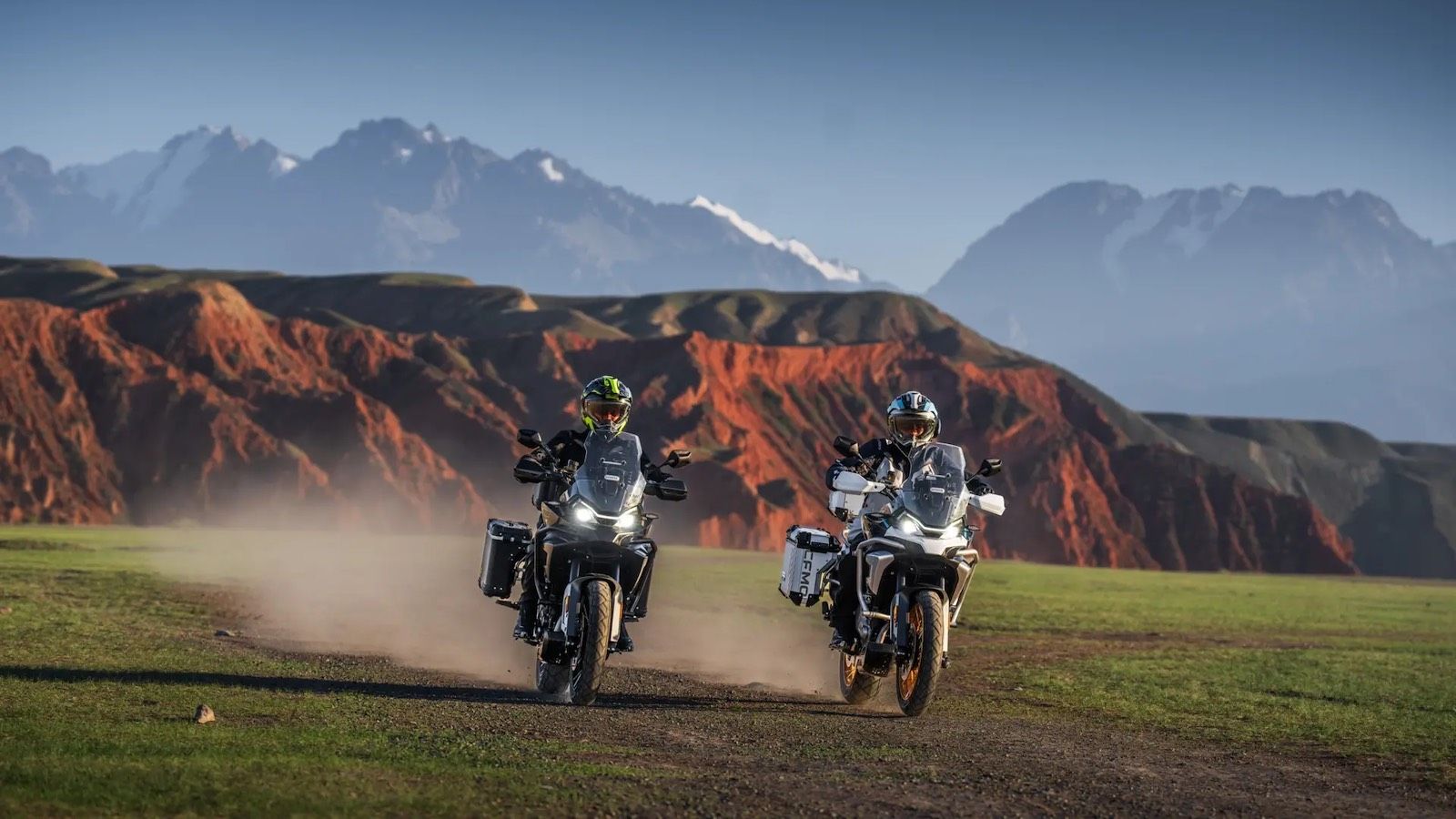 Η μεγάλη αναβάθμιση στο 700MT 2025 έρχεται και από το πλαίσιο και τις αναρτήσεις του. Το μπροστινό ανεστραμμένο πιρούνι 43mm είναι πλήρως ρυθμιζόμενο,