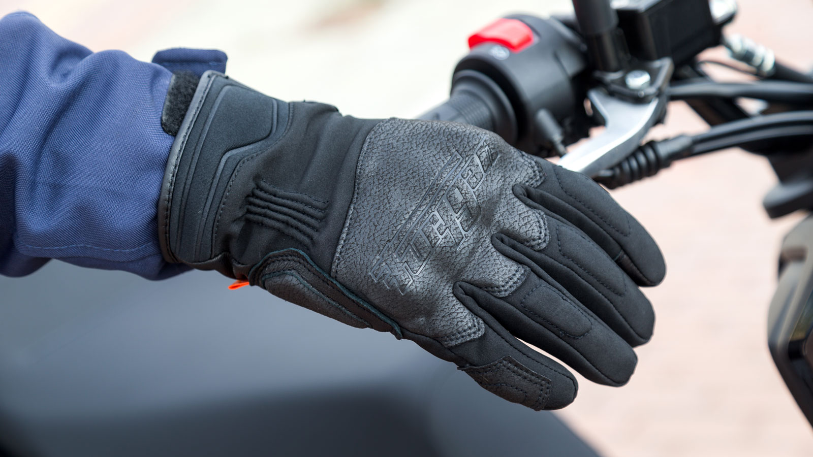 Test γάντια Furygan Charly: Δερμάτινο & ελαφρύ γάντι με D30 προστασία