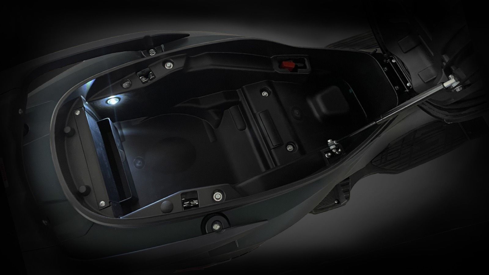 Αποθηκευτικός χώρος 48 λίτρων που χωράει ένα full face κράνος.