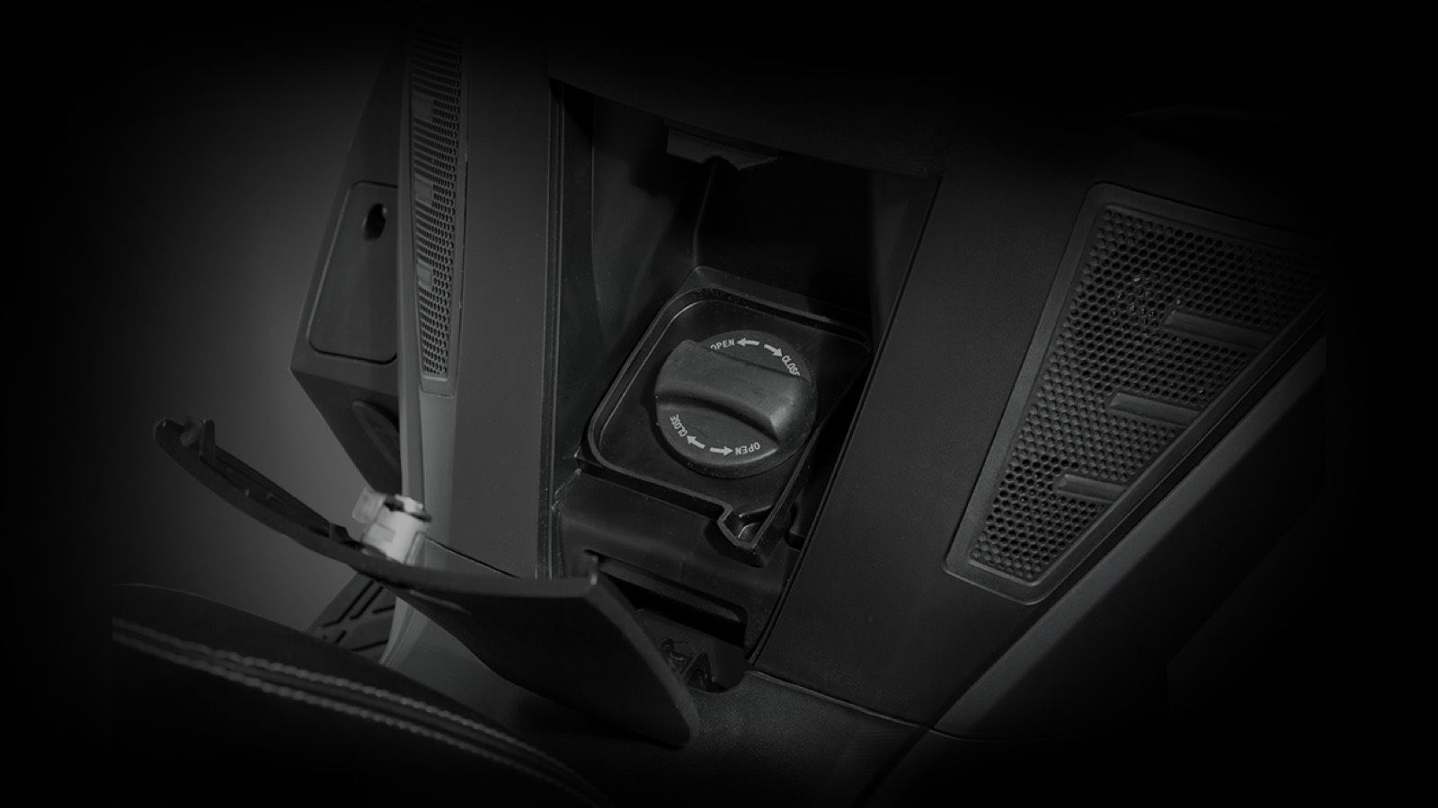 Ηχοσύστημα με τέσσερα ηχεία στο βασικό εξοπλισμό.