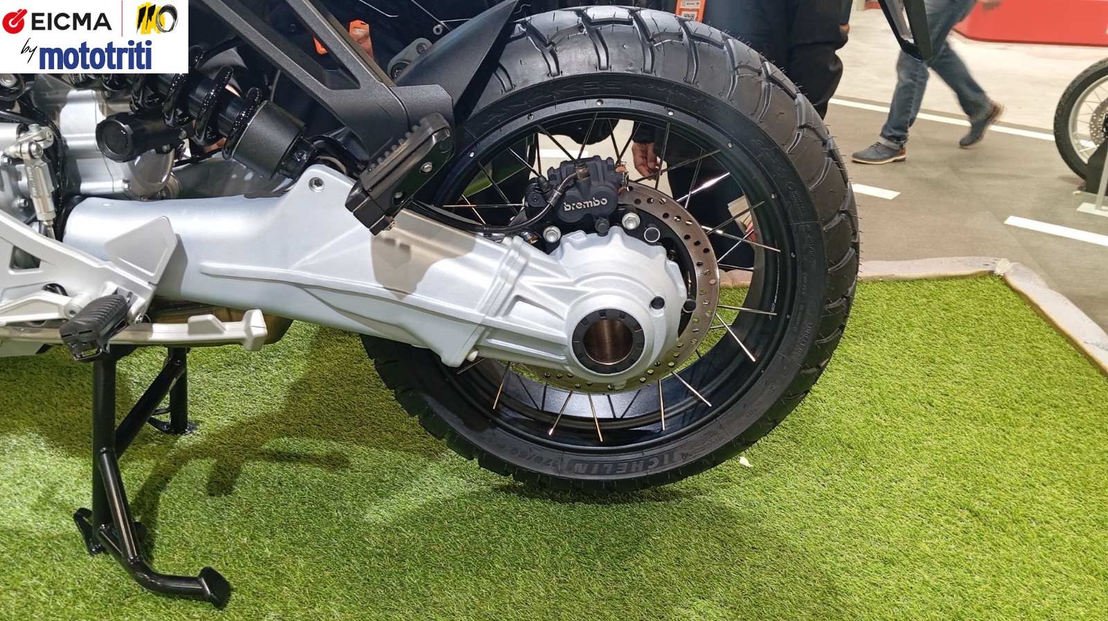 EICMA 2024: Moto Guzzi V100 Mandello και Stelvio