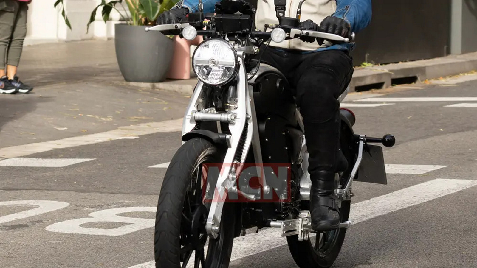 Κατασκοπικές φωτογραφίες της ηλεκτρικής Royal Enfield