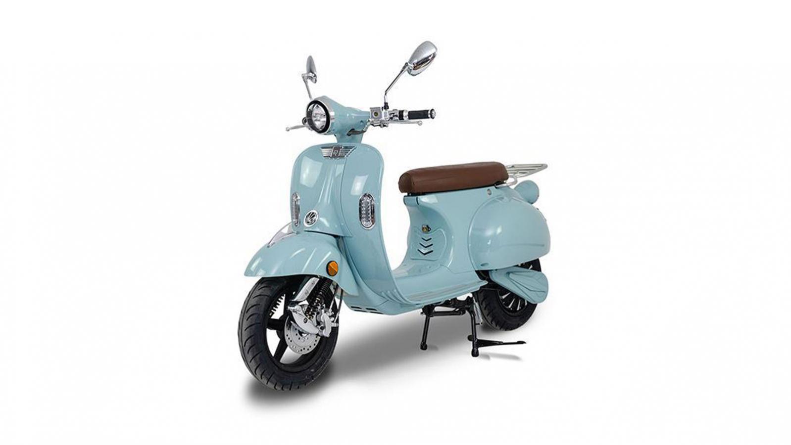 Οι καμπύλες γραμμές, η κλασική σέλα και τα φωτιστικά σώματα τονίζουν τον vintage χαρακτήρα, ενώ η απόχρωση βεραμάν ενισχύει την ιδιαίτερη αισθητική το