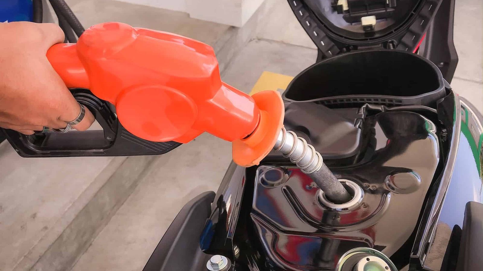 «Οχι βενζίνη χωρίς κράνος»: η αρχή της πρωτοβουλίας στα Χανιά