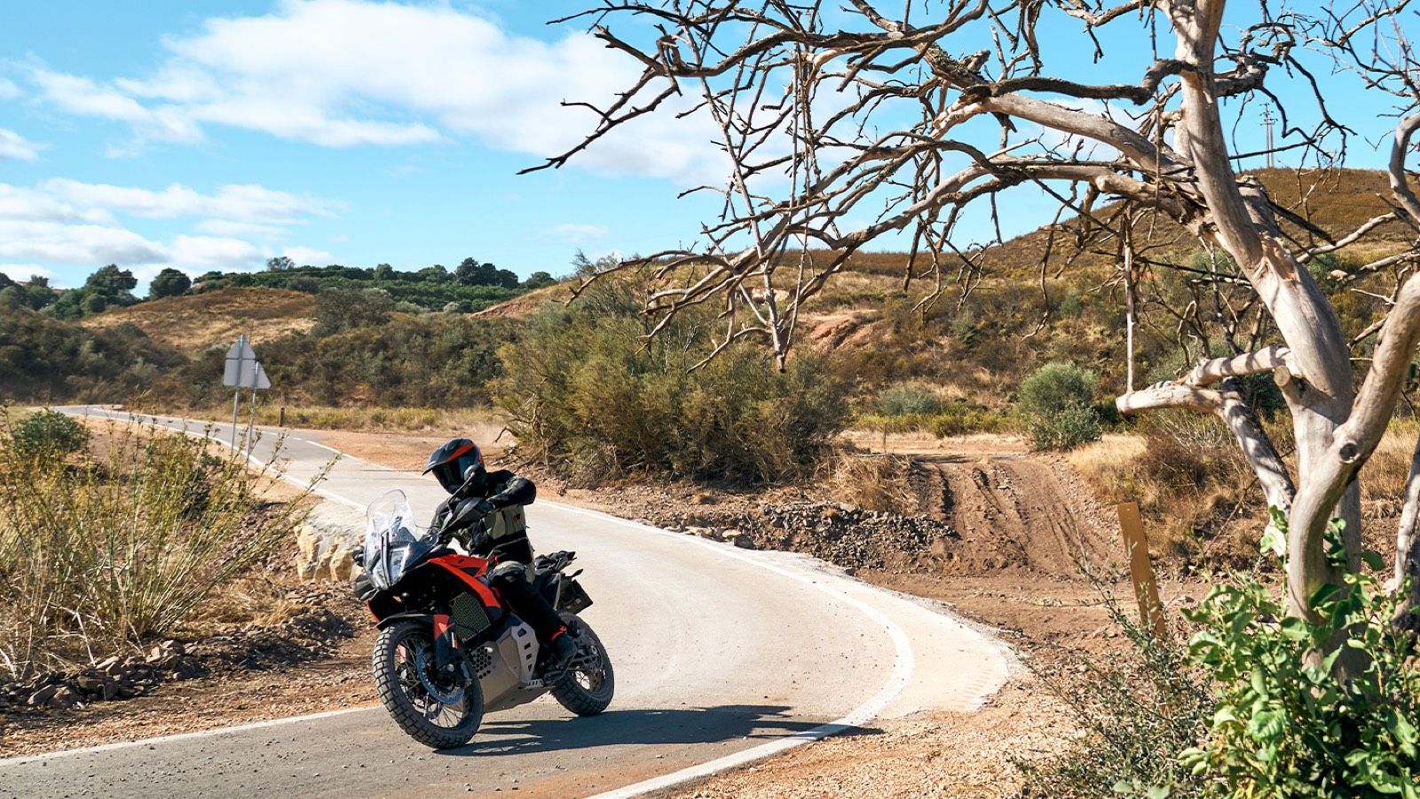 Με την αγορά της 790 Adventure MY24, η KTM προσφέρει δωρεάν το Tech Pack – ένα πλήρες πακέτο ηλεκτρονικών αναβαθμίσεων αξίας 1.023 ευρώ, που βελ