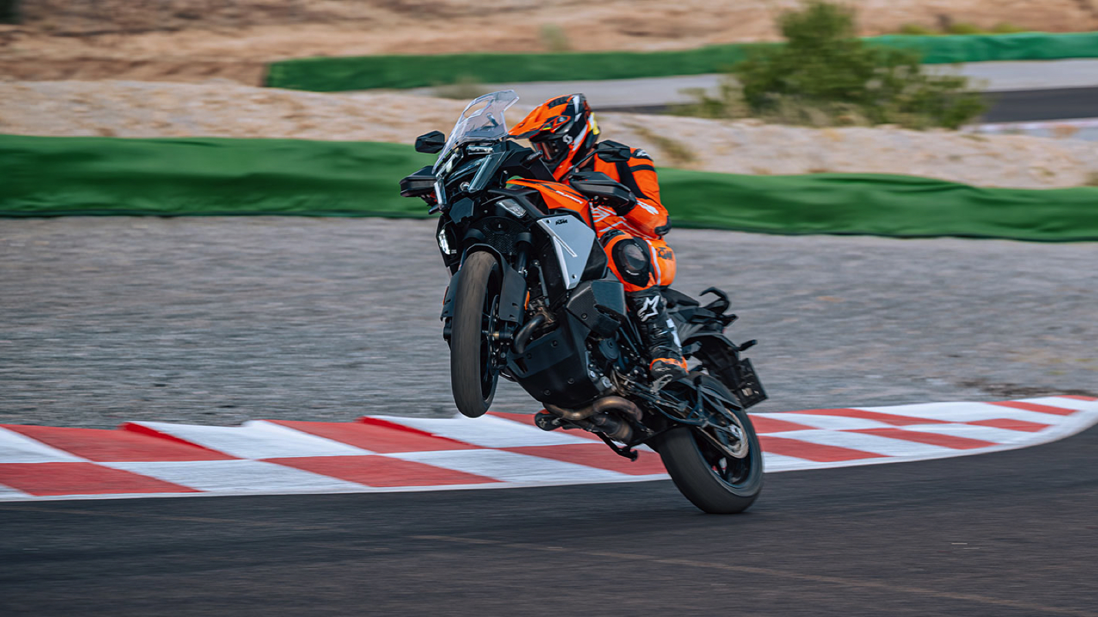 KTM 1390 Super Adventure S Evo: 173 άλογα με ημι-ενεργητικές και αυτόματο κιβώτιο!