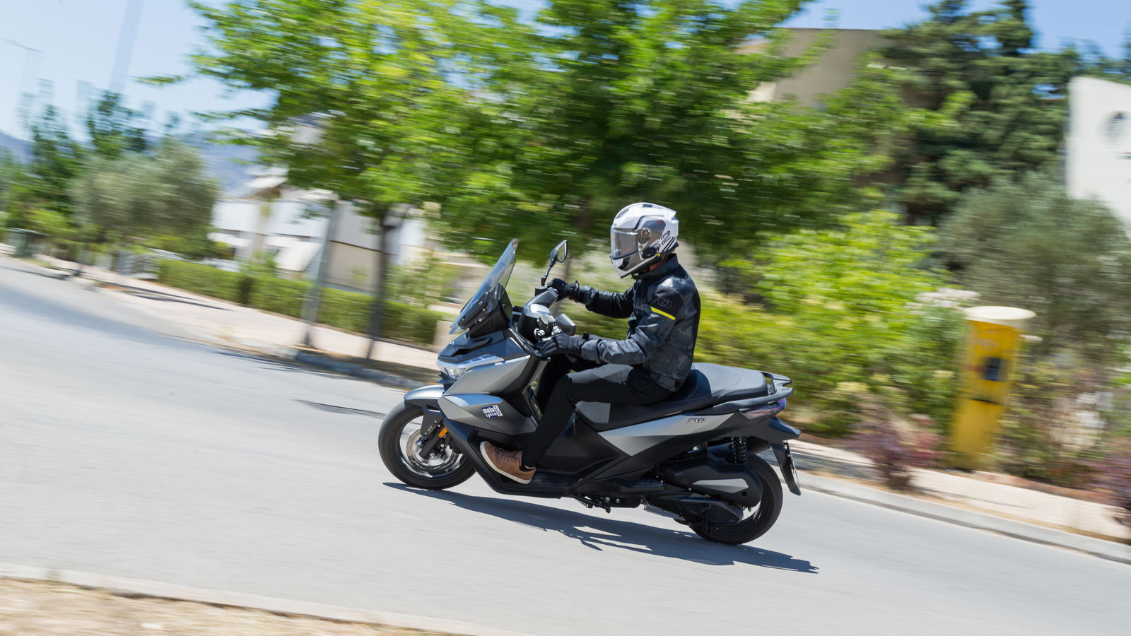 Υποδειγματική ποιότητα κύλισης με άνεση και αεροδυναμική προστασία.