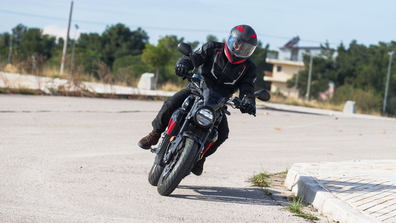 Χαμηλό βάρος 113 κιλών με άμεσο αποτέλεσμα την ευελιξία και την ευκολία στους χειρισμούς.