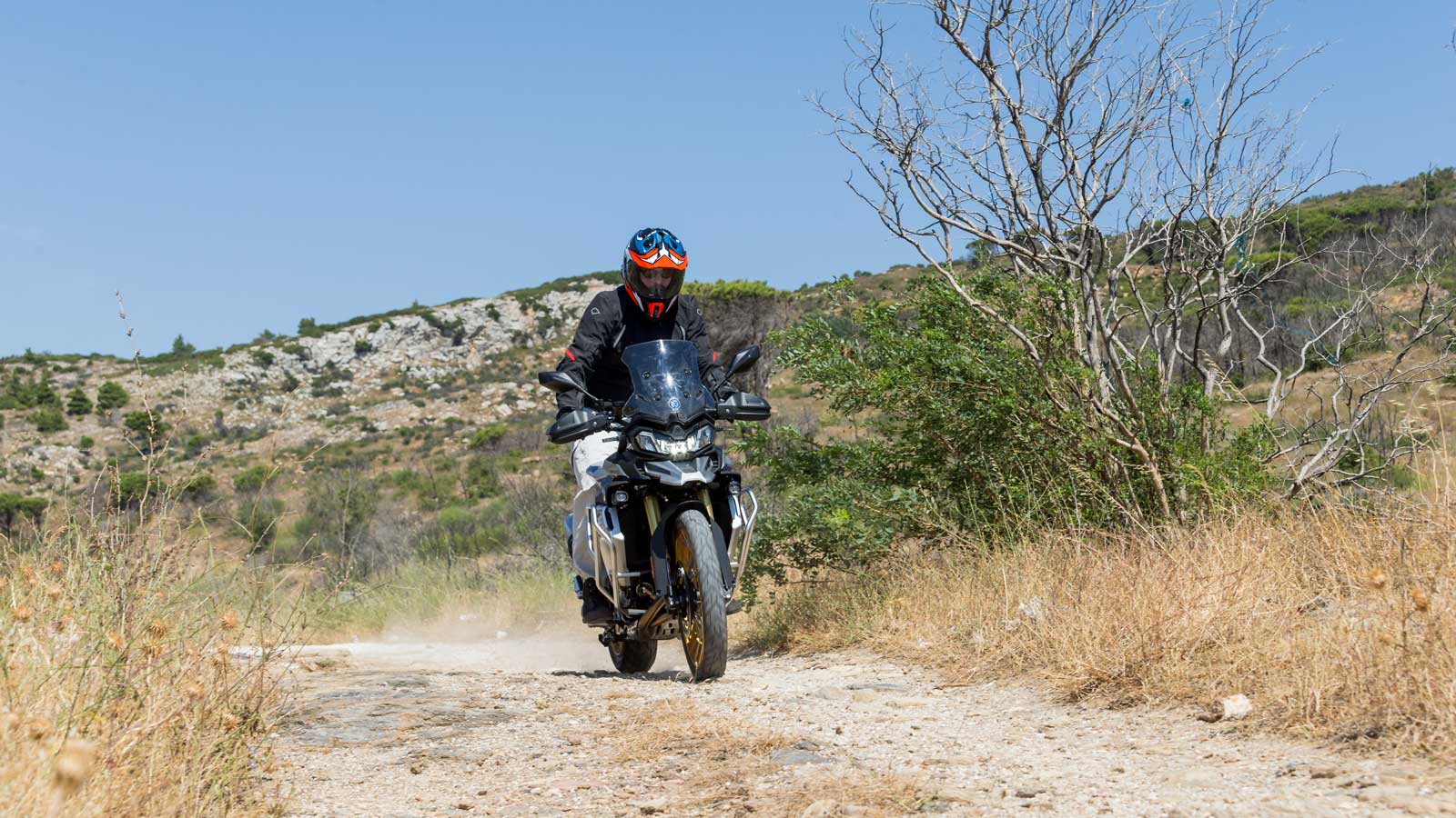 Ο διττός χαρακτήρας τής Voge DS900X επιτρέπει και με το παραπάνω να «βυθιστείς» με ασφάλεια σε χωμάτινες περιπέτειες.