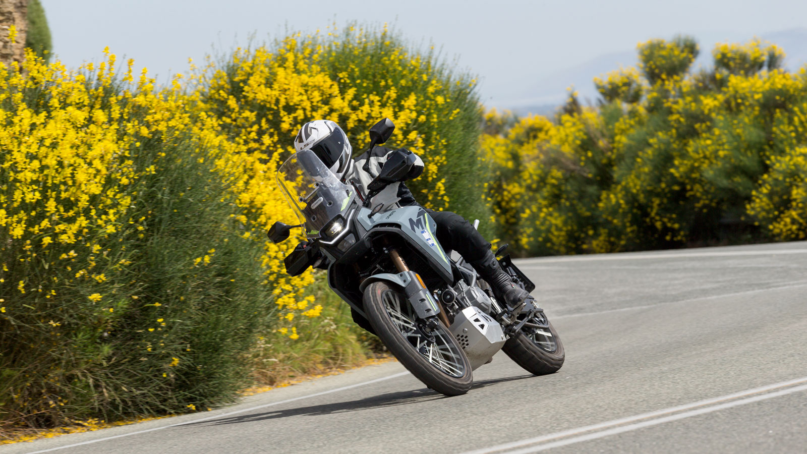 Αν κάτι ενοχλεί, είναι η απόκριση του γκαζιού στο απότομο άνοιξε-κλείσε του γκαζιού.