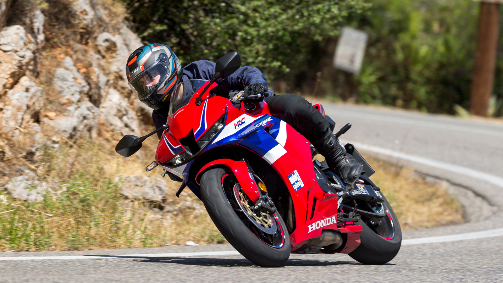 Πραγματικό supersport όπλο, ευκίνητο, στριφτερό και συμπαγές, το οποίο με την προσθήκη των ηλεκτρονικών βοηθημάτων έχει γίνει πιο ελκυστικό από ποτέ.