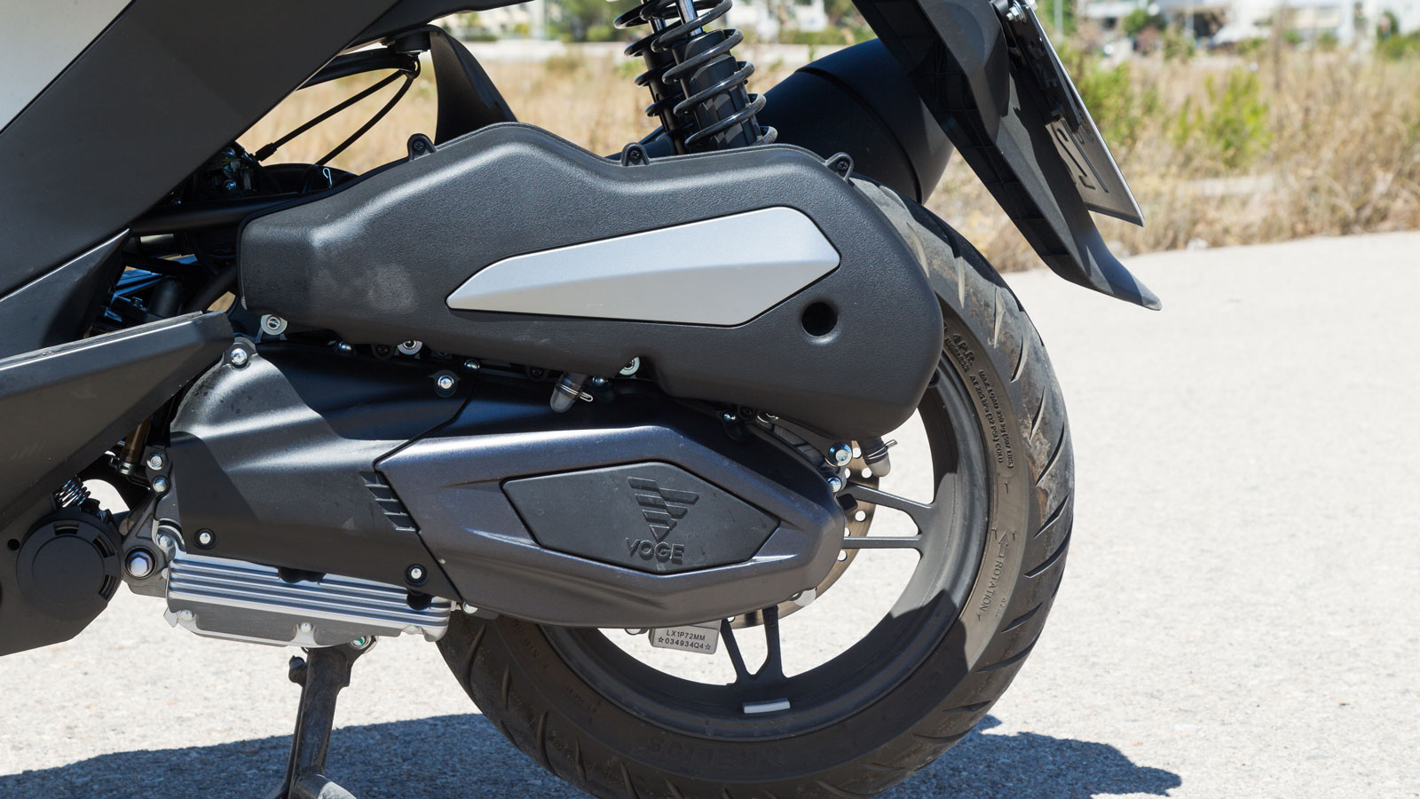 Ο μονοκύλινδρος, υγρόψυκτος κινητήρας του με τετραβάλβιδη κεφαλή και ηλεκτρονικό ψεκασμό αποδίδει 26 ίππους στις 8.250 σ.α.λ. και 2,35 kgm ροπής στις 