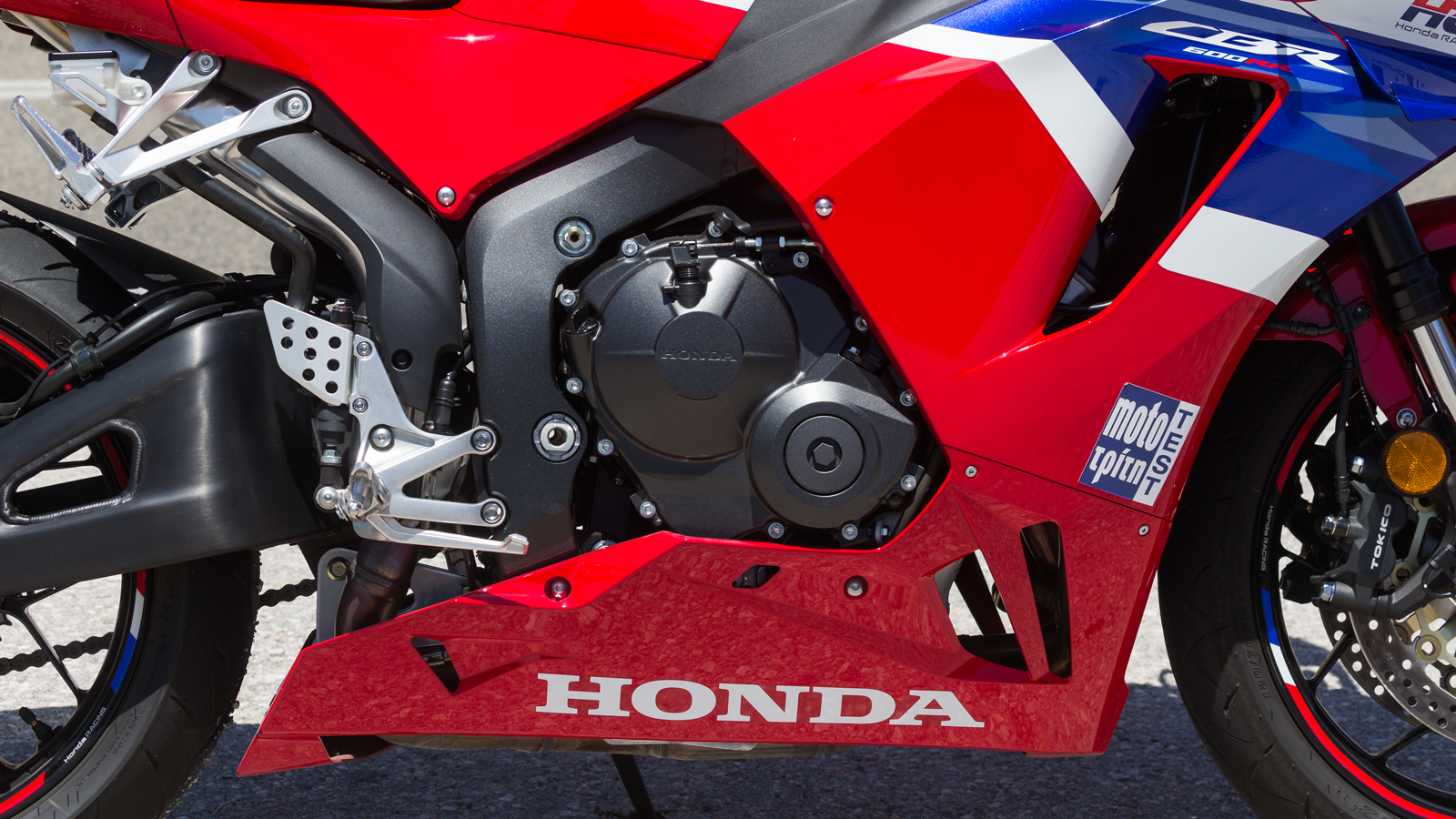 Τετρακύλινδρος, 16αβάλβιδος κινητήρας 599 κ.εκ. με 121 ίππους και 6,4 kg-m ροπής.