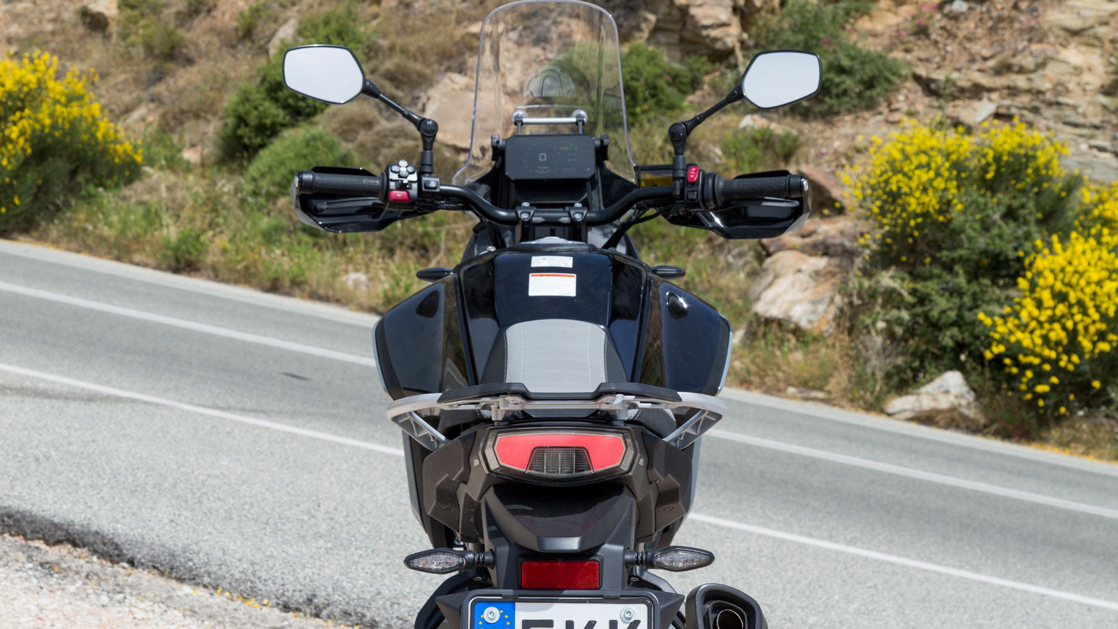 Στο πίσω μέρος έχει τοποθετηθεί ένα LED φωτιστικό σώμα, ίδιο με αυτό που βρίσκουμε και στον μεγαλύτερο αδερφό 800ΜΤ.