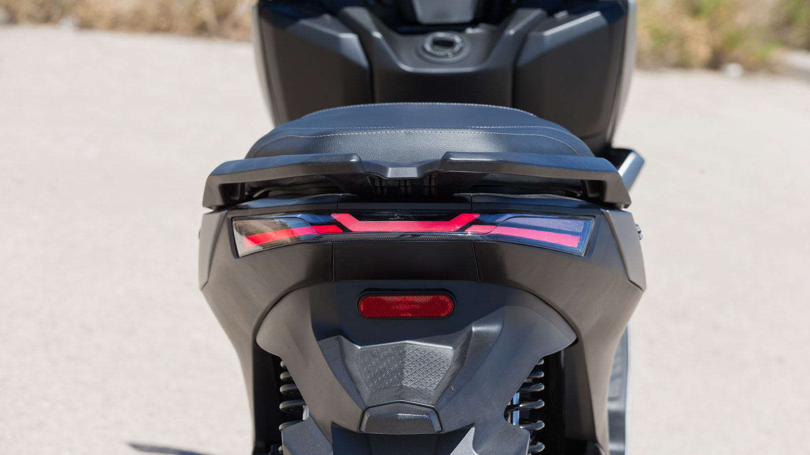 Το πίσω φανάρι ξεχωρίζει χάρη στην ενιαία λωρίδα LED,  ενώ τα ενσωματωμένα φλας βοηθούν στο «καθάρισμα» της ουράς.