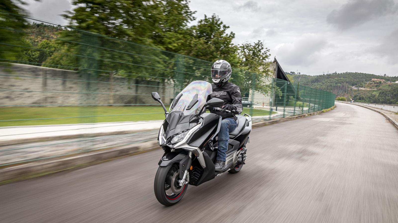 KYMCO AK 550 Premium: Scooter με πτυχές μοτοσικλέτας & Cornering ABS