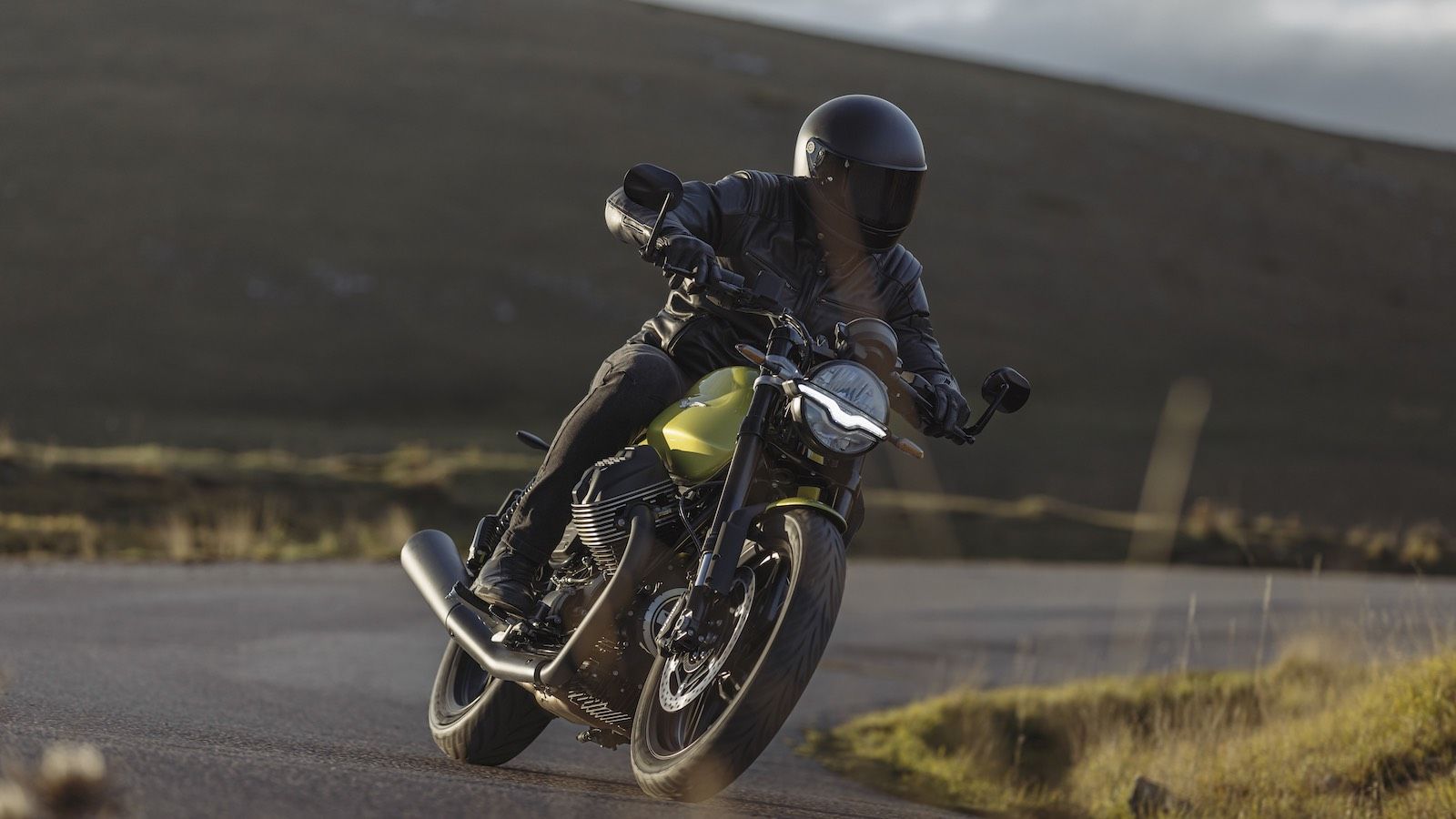 H Moto Guzzi V7 Sport «πετάει» πάνω από το Mandello del Lario