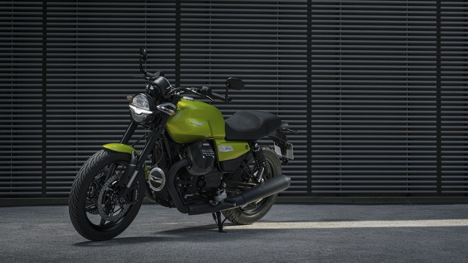 H Moto Guzzi V7 Sport «πετάει» πάνω από το Mandello del Lario