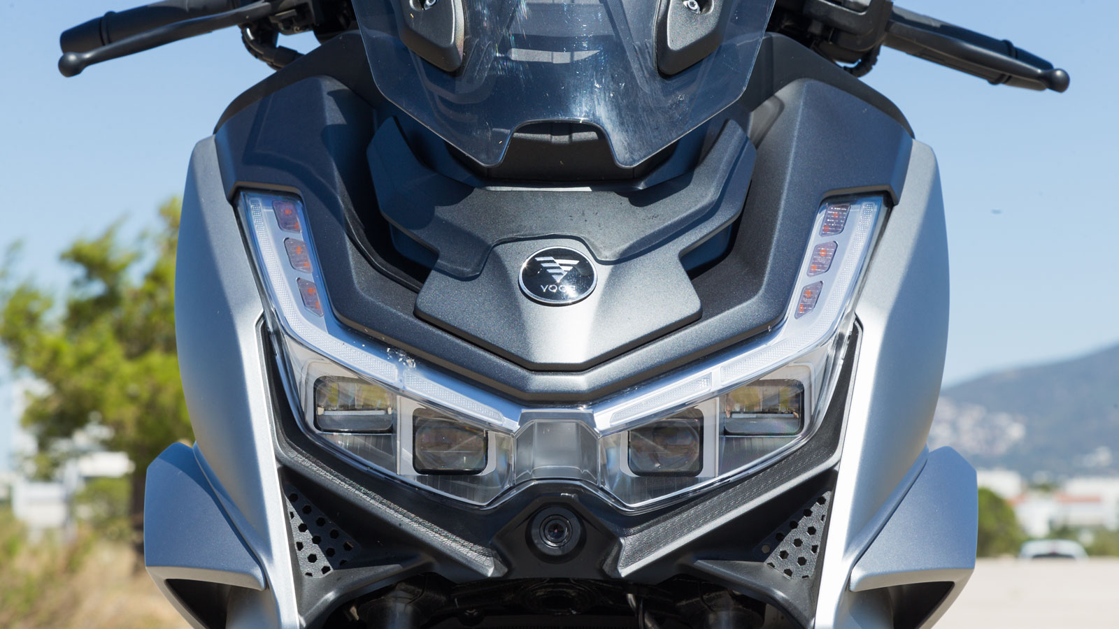 Κάτω από τη μάσκα διακρίνεται η κάμερα καταγραφής.