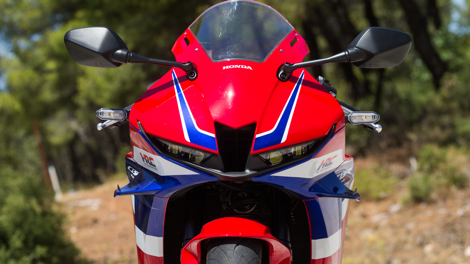 To σχιστομάτικο μούτρο με τους διπλούς προβολείς αφήνει χώρο για τη μεγάλη κεντρική εισαγωγή του Ram-Air.