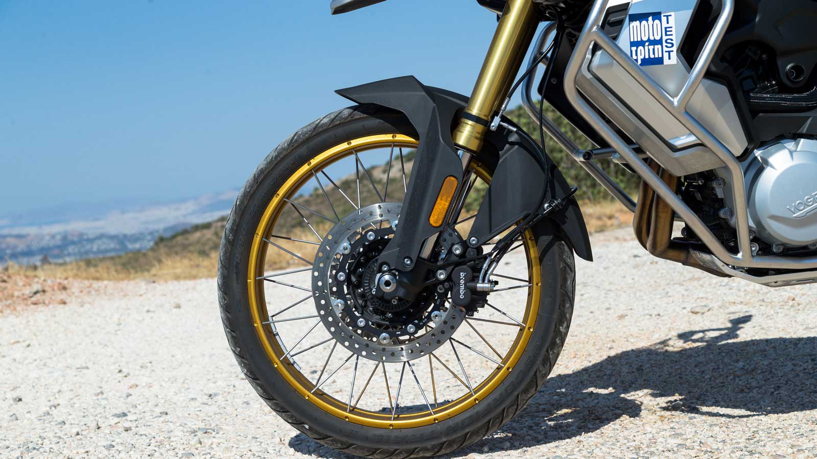 Γνήσια adventure με τροχό 21 ιντσών μπροστά και ανεστραμμένο πιρούνι της KYB με καλάμια διαμέτρου 43 χιλιοστών.