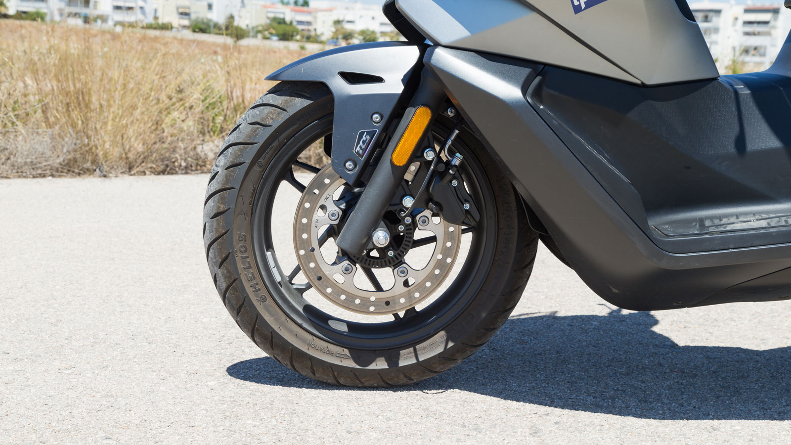 Το πλαίσιο είναι ατσάλινο σωληνωτό και συνεργάζεται με τηλεσκοπικό πιρούνι 35 χιλιοστών με διαδρομή 94,5 χιλ. μπροστά και διπλά ρυθμιζόμενα αμορτισέρ 