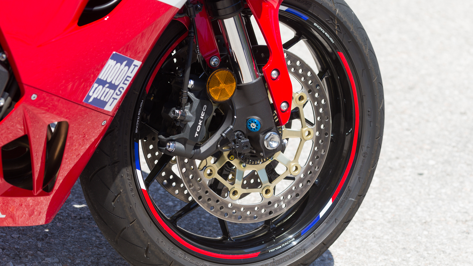 Ανεστραμμένο πιρούνι BPF με διαδρομή 120 χιλ. και σταμπιλιζατέρ τιμονιού.