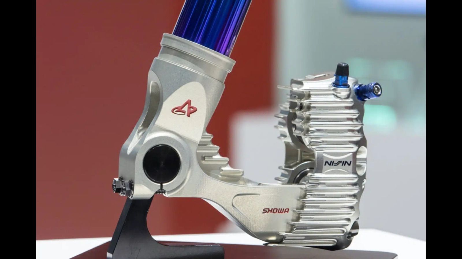 Nissin και Showa ανέπτυξαν δαγκάνα φρένου ενσωματωμένη στο πιρούνι