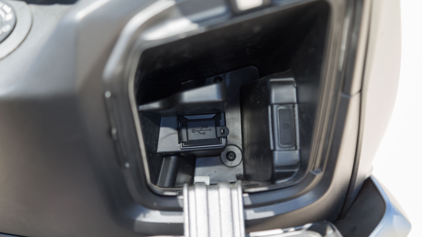 Το δεξί ντουλαπάκι διαθέτει θύρα φόρτισης USB και θύρα κάρτας SD.